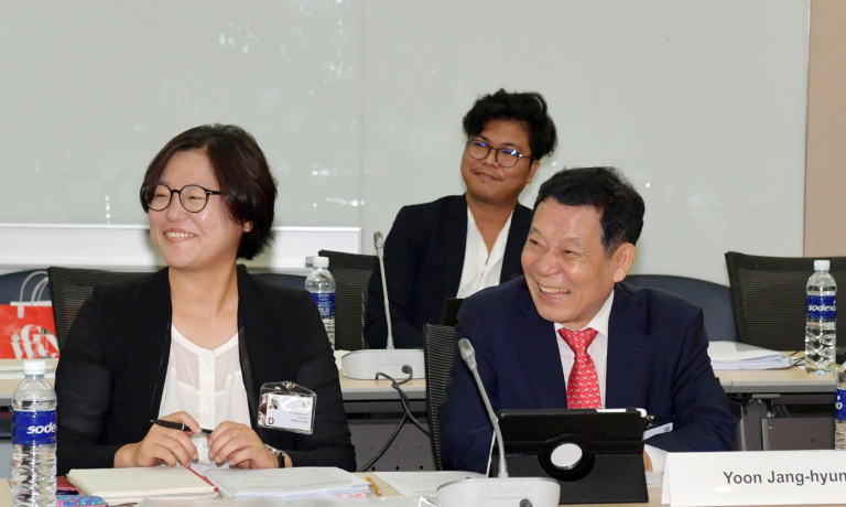 El Dr. Yoon, co-presidente de la Comisión y alcalde de Gwangju, participa en un encuentro para redactar unos principios rectores sobre el Derecho a participar